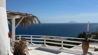 Scicli & Elsewhere: Útěk na ostrov Salina Scicli & Elsewhere: Útěk na ostrov Salina