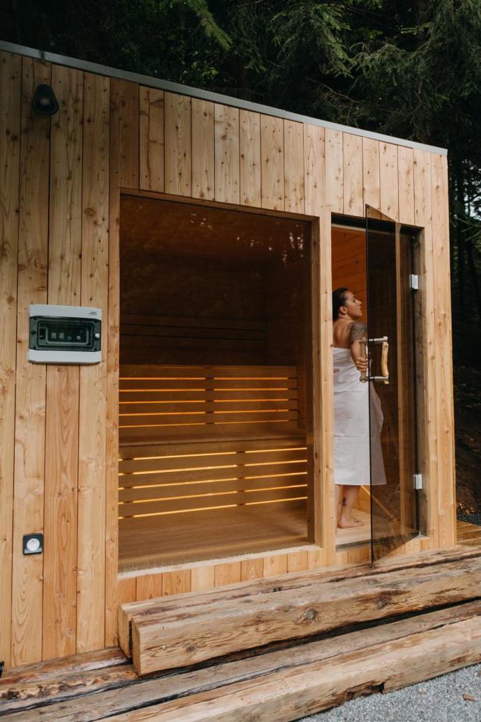 Venkovní sauna ukrytá mezi stromy rozšiřuje možnosti odpočinku i mimo hlavní část chaty Venkovní sauna ukrytá mezi stromy rozšiřuje možnosti odpočinku i mimo hlavní část chaty