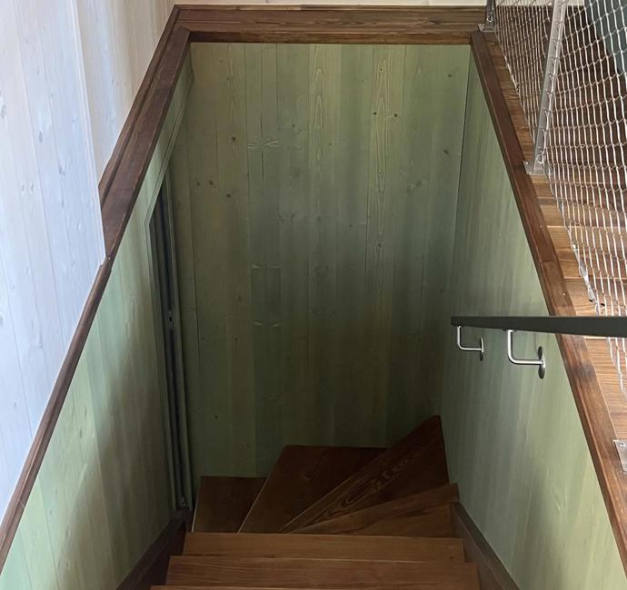 Schodiště spojuje jednotlivá podlaží nenápadně, bez těžkých dekorací a zbytečných detailů