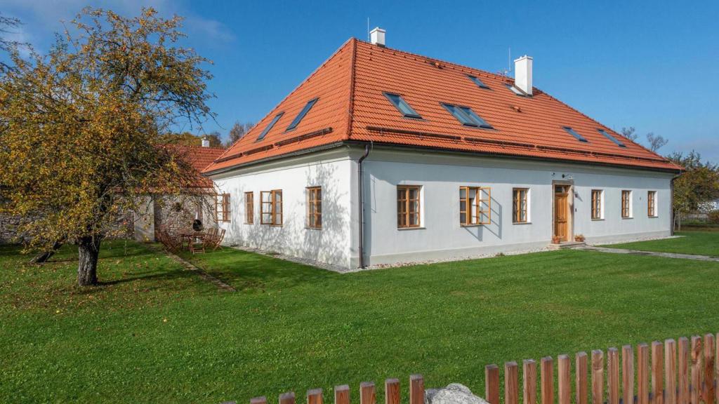 Hlavní budova si zvenku zachovává střídmý charakter venkovského domu s bílou fasádou, dřevěnými okny a výraznou sedlovou střechou s červenou krytinou