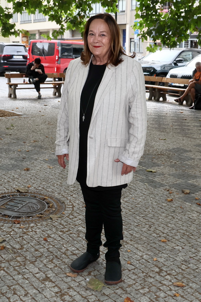 Jitka Smutná pózovala v černém základu, přes který oblékla béžové sako s vertikálními proužky. 