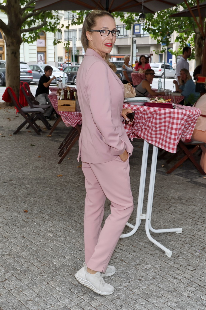 Fotografům zapózovala ve stylu své přísné Soni. 