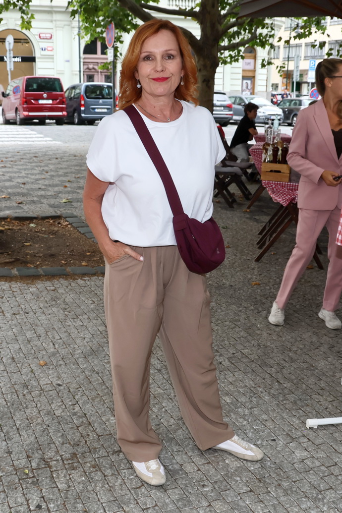 Alena Štréblová oblékla jednoduché bílé tričko bez potisku a k němu hnědé volnější kalhoty. 