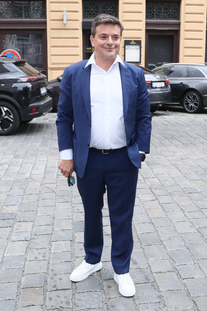 Filip Rajmont oblékl tmavě modré sako, bílou košili a nazul bílé tenisky. 