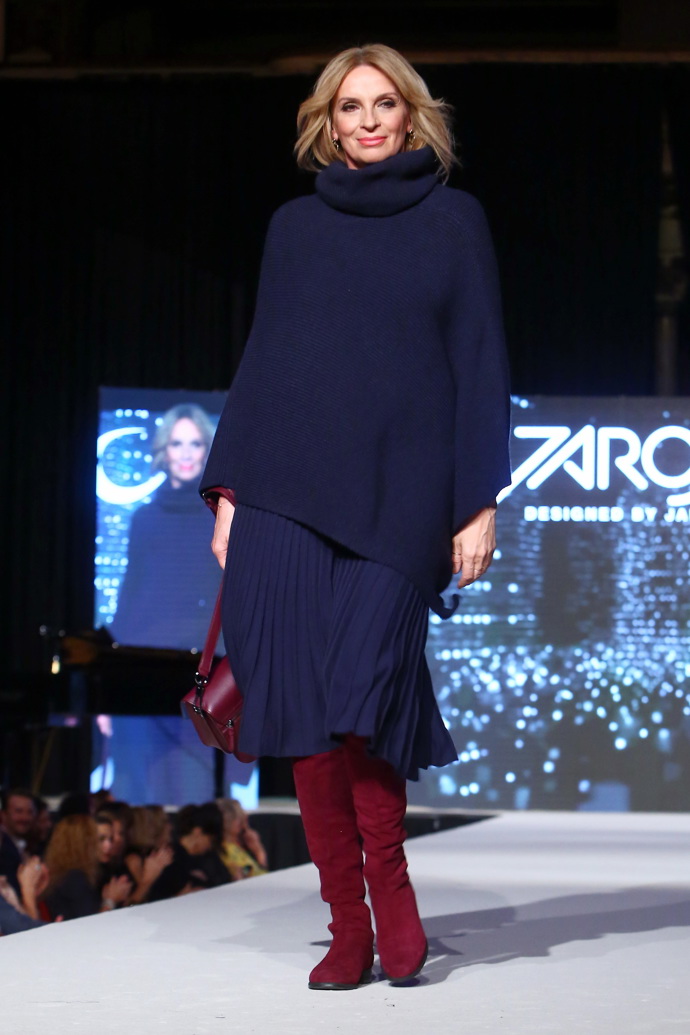 Oversize svetrv kombinaci s ladící midi sukní působí uvolněně i elegantně zároveň. Barevné doplňky pak šmrnc celého outfitu jen potvrzují