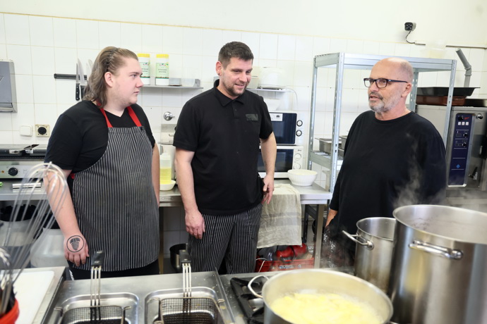 Vlevo šéfkuchař Dominik, syn manažerky hospody. Uprostřed kuchař, který tam vařil 2 dny a na zátěžový test do kuchyně vůbec nepřišel.