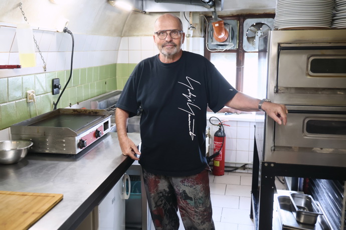 Zdeněk Pohlreich v kuchyni. 