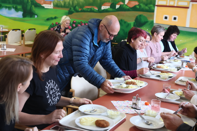 Sedl si na oběd k lidem z domova důchodců, které následně pozval na zátěžový test do restaurace.