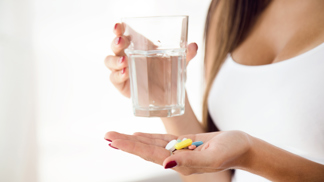 3 doplňky stravy, které v zimě opravdu potřebujete: Vedle vitamínu D má lékař i tip speciálně pro ženy