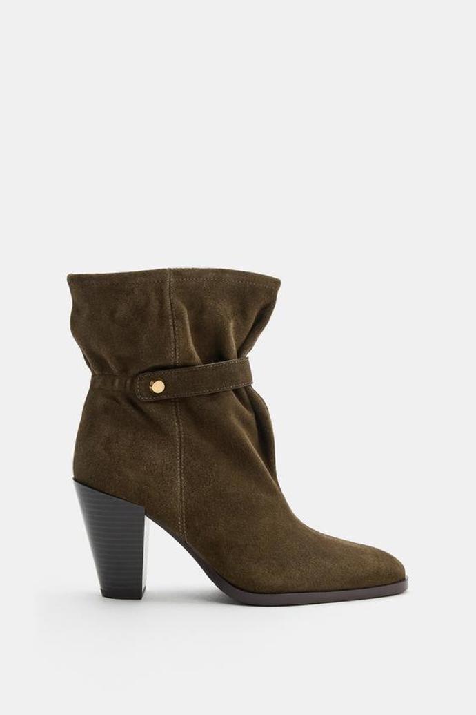 Nabírané kotníčkové boty ze štípaného semiše, Zara, 1799 Kč