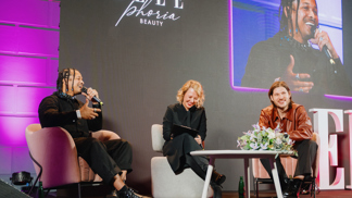  

Ben Cristovao, Thea Prokop a Marcell během rozhovoru na festivalu krásy ELLEphoria
