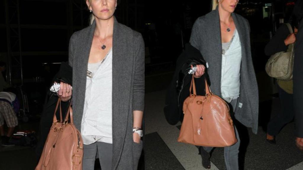 Zkopírujte outfit Charlize Theron