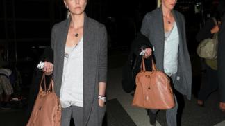 Zkopírujte outfit Charlize Theron