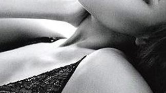 Zoe Saldana se svlékla pro Calvin Klein
