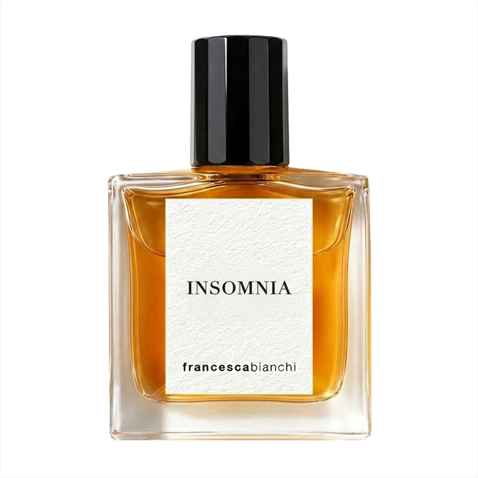 Insomnia od Francesca Bianchi je vůní pro milovníky noci, jejího tajemství a svobody, kterou přináší. Omamný akord ylang-ylangu a jasmínu se rozvíjí v intenzivní květinové kompozici plné smyslnosti a hypnotické krásy. Jemně minerální tóny a černý pepř dodávají vůni ostrý kontrast a evokují chvíli, kdy je tělo unavené, ale mysl vám stále brání v usnutí. V srdci se rozvíjejí narkotické květiny, jejichž opulentní charakter získává díky použití indolu hlubší, tělesný a lehce provokativní rozměr. Zářivost květin postupně zahalují temné tóny santalového dřeva, cedru, pačuli a cypriolu. Výsledkem je výrazně dřevitě-květinová vůně, kterou koupíte za 2950 Kč.