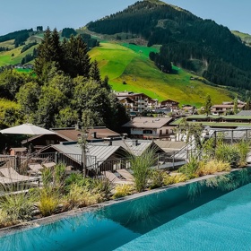 Vstup připomíná zahradnictví, pokoje útulný byt. Horský hotel ukazuje, že příroda může být součástí interiéru
