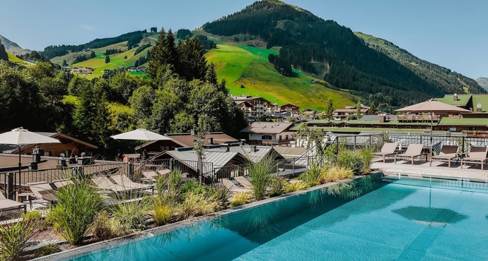 Vstup připomíná zahradnictví, pokoje útulný byt. Horský hotel ukazuje, že příroda může být součástí interiéru Vstup připomíná zahradnictví, pokoje útulný byt. Horský hotel ukazuje, že příroda může být součástí interiéru