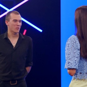 Standa si přišel do nahé seznamovací reality show hledat dominantní ženu.