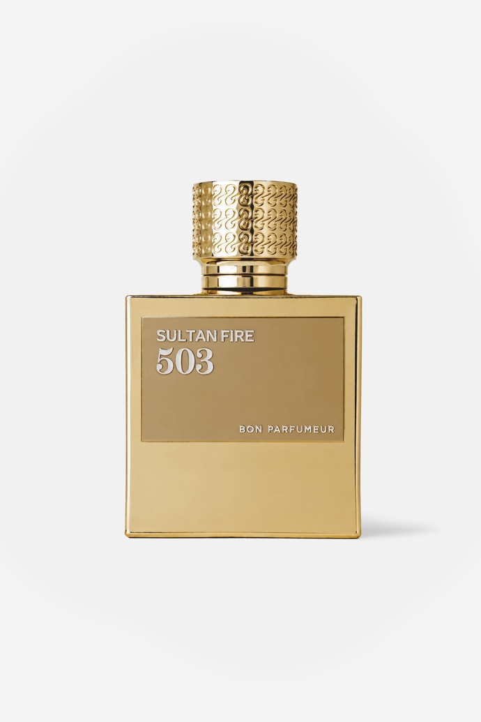 Sultan Fire z nové kolekce Elixir Collection od Bon Parfumeur je intenzivní a smyslná kompozice inspirovaná elektrizující atmosférou istanbulských nocí, třpytem paláců a temnou silou Bosporu. Její charakter stojí na kontrastu hřejivého koření, zelených tónů a dřevité hloubky.
Úvod otevírá výrazná trojice šafránu, olibanum a černého pepře, která okamžitě vytváří žhavou a kořeněnou atmosféru. V srdci se objevuje neobvyklý zelený akord lískových oříšků, doplněný o jasmín sambac a skořici. Základ přináší absolut osmanthu, gurjunový balzám a indonéský vetiver. Vůni koupíte za 6000 Kč.