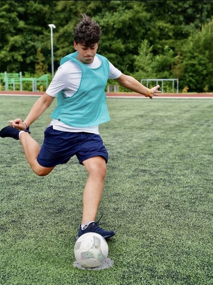 Adam třikrát týdně sportuje a po škole hraje s kamarády fotbal.