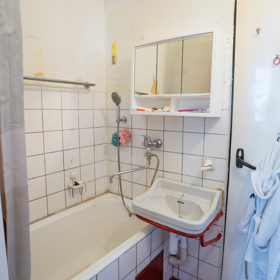 DIY: Nová koupelna bez bourání. Stačí přetřít staré obklady a změnit pár detailů