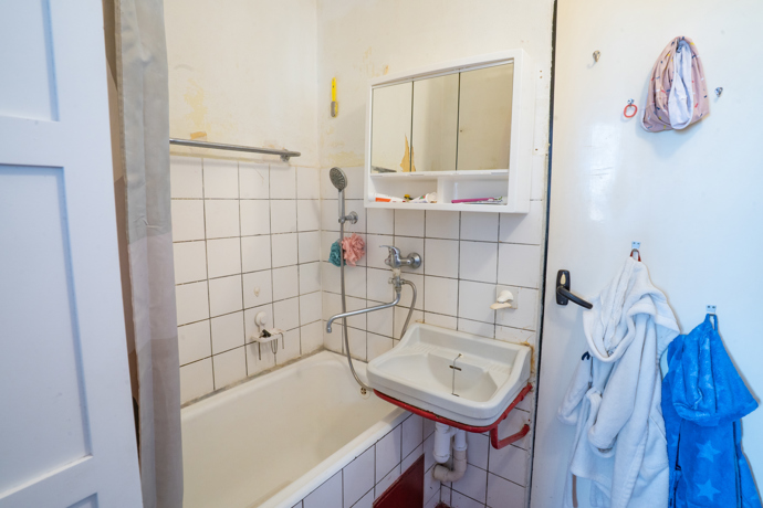 DIY: Nová koupelna bez bourání. Stačí přetřít staré obklady a změnit pár detailů DIY: Nová koupelna bez bourání. Stačí přetřít staré obklady a změnit pár detailů
