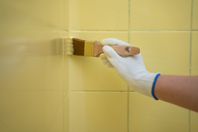 DIY: Nová koupelna bez bourání. Stačí přetřít staré obklady a změnit pár detailů DIY: Nová koupelna bez bourání. Stačí přetřít staré obklady a změnit pár detailů