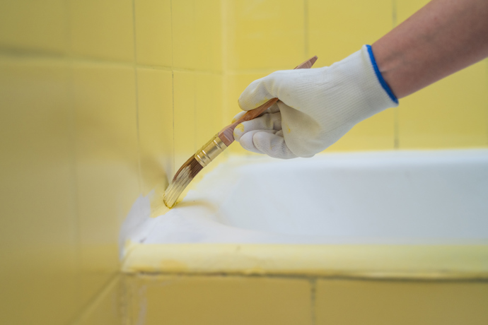 DIY: Nová koupelna bez bourání. Stačí přetřít staré obklady a změnit pár detailů DIY: Nová koupelna bez bourání. Stačí přetřít staré obklady a změnit pár detailů