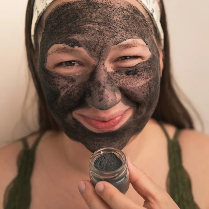 Pleťová maska s aktivním uhlím je jedním z produktů určených pro domácí péči o pleť Pleťová maska s aktivním uhlím je jedním z produktů určených pro domácí péči o pleť