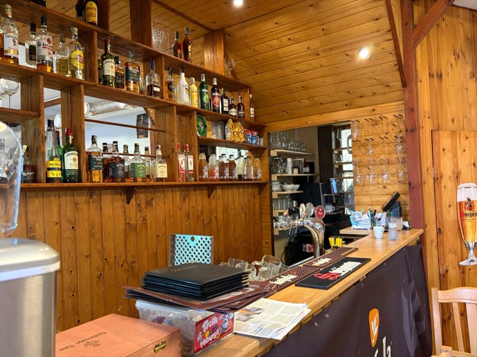 Detail baru s bohatou nabídkou alkoholu.