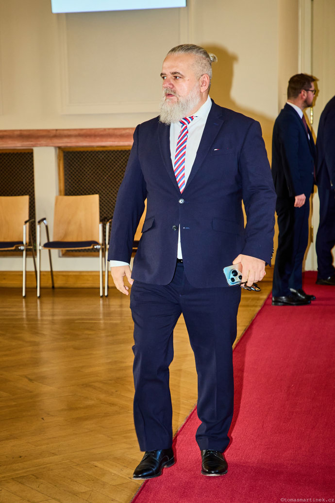 Daniel Vávra se na předávání cen slavnostně oblékl. 
