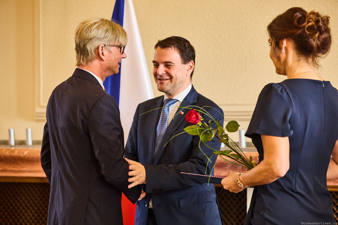Jiří Strach obdržel cenu a růži. 
