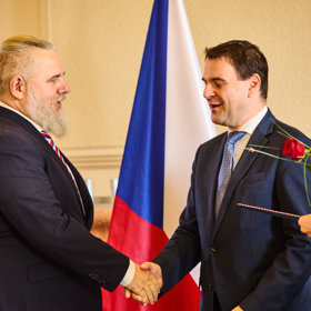 Petr Macinka předal cenu i Danielu Vávrovi.