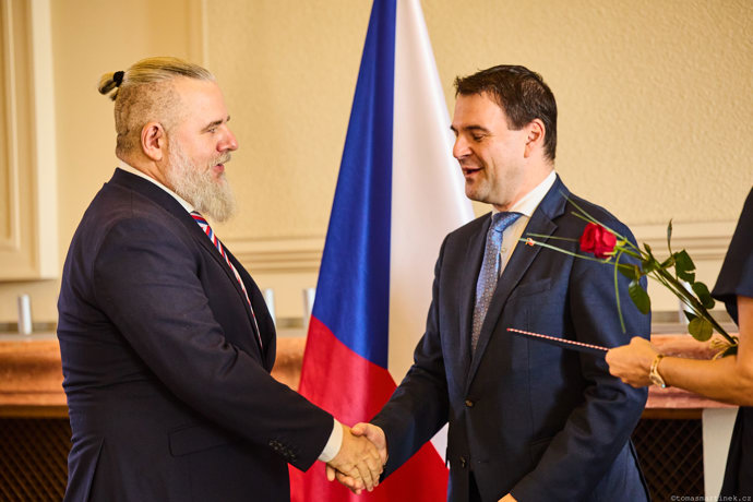 Petr Macinka předal cenu i Danielu Vávrovi. 