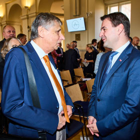 Jan Fischer s Petrem Macinkou na předávání cen Gratias Agit 2026.