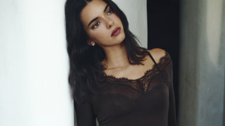 Spodní triko jako hlavní hvězda outfitu? Následujte Kendall Jenner a zůstaňte stylově v teple díky kašmíru 