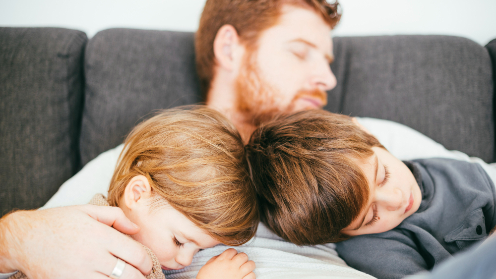 Muži spí hůře než kdysi, největší spánkovou deprivací trpí otcové malých dětí a muži po padesátce