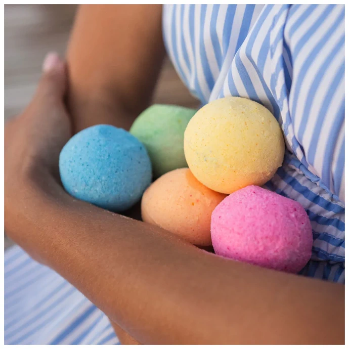 Barevné koupelové bomby patří k hravější části nabídky značky Namydlená Eli Barevné koupelové bomby patří k hravější části nabídky značky Namydlená Eli