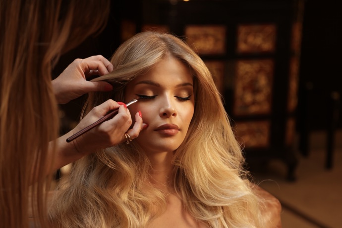 Playmate Melanie během příprav na focení.