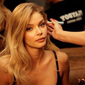 Playmate Melanie během příprav na focení.
