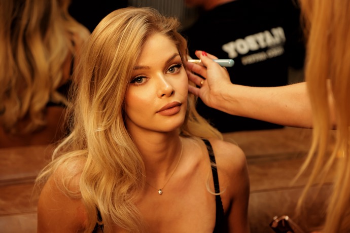 Playmate Melanie během příprav na focení.