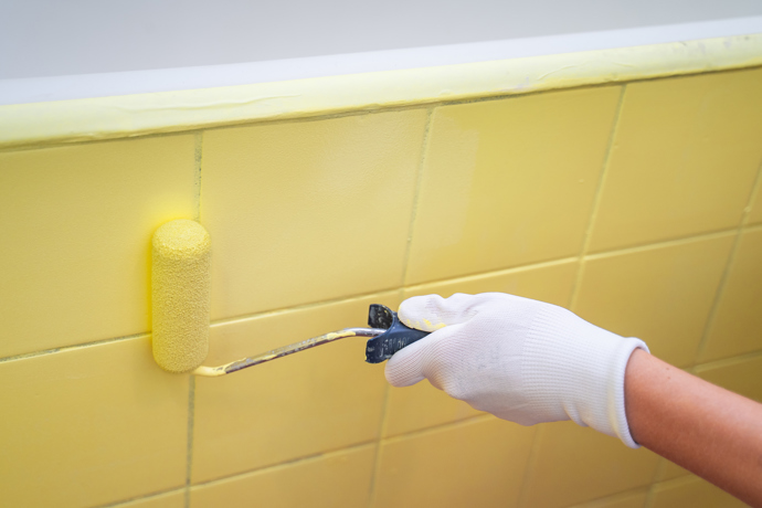 DIY: Nová koupelna bez bourání. Stačí přetřít staré obklady a změnit pár detailů DIY: Nová koupelna bez bourání. Stačí přetřít staré obklady a změnit pár detailů