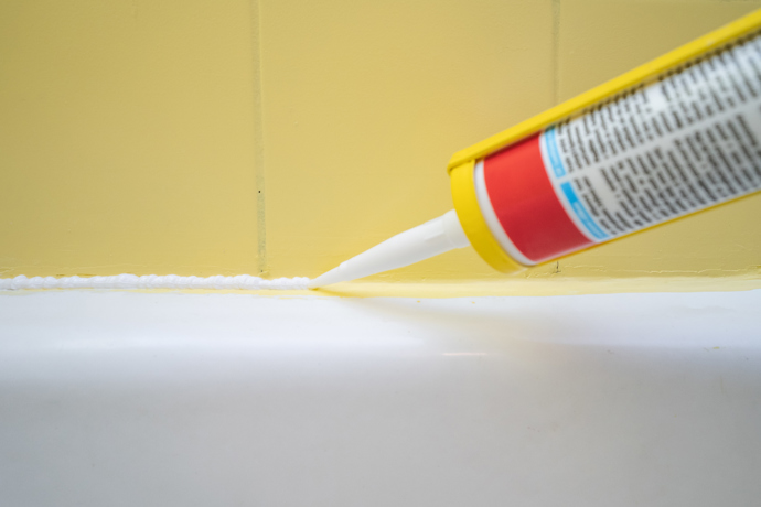 DIY: Nová koupelna bez bourání. Stačí přetřít staré obklady a změnit pár detailů DIY: Nová koupelna bez bourání. Stačí přetřít staré obklady a změnit pár detailů