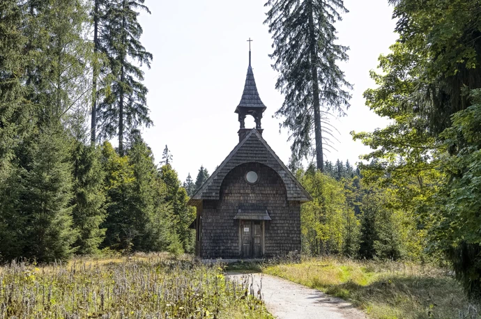 V krušnohorských lesích se ukrývá zámek jako z pohádky. Hrabě ho postavil pro svou ženu, dnes hledá nového majitele V krušnohorských lesích se ukrývá zámek jako z pohádky. Hrabě ho postavil pro svou ženu, dnes hledá nového majitele