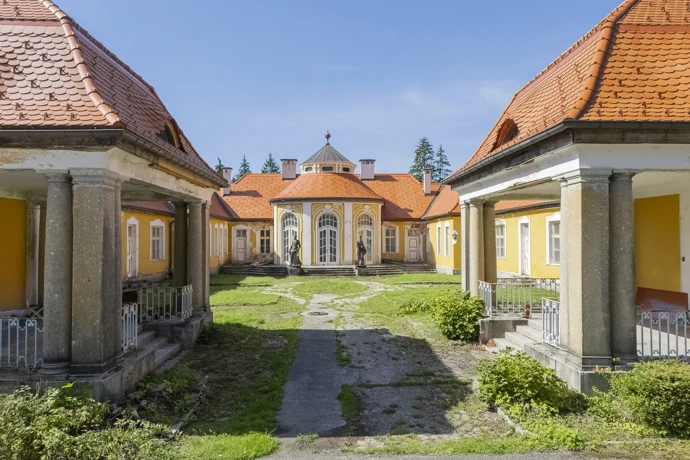 V krušnohorských lesích se ukrývá zámek jako z pohádky. Hrabě ho postavil pro svou ženu, dnes hledá nového majitele V krušnohorských lesích se ukrývá zámek jako z pohádky. Hrabě ho postavil pro svou ženu, dnes hledá nového majitele