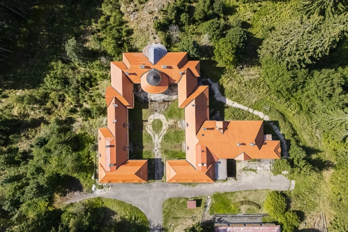 V krušnohorských lesích se ukrývá zámek jako z pohádky. Hrabě ho postavil pro svou ženu, dnes hledá nového majitele V krušnohorských lesích se ukrývá zámek jako z pohádky. Hrabě ho postavil pro svou ženu, dnes hledá nového majitele