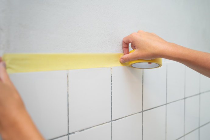 DIY: Nová koupelna bez bourání. Stačí přetřít staré obklady a změnit pár detailů DIY: Nová koupelna bez bourání. Stačí přetřít staré obklady a změnit pár detailů