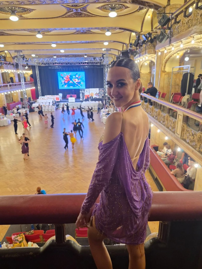 Monika oblékla šaty z dílny Kateřiny Šmejkalové, nové dvorní návrhářky televizního projektu StarDance. 