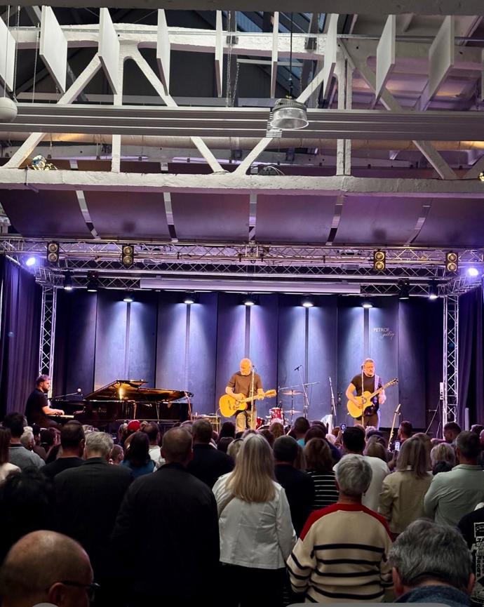 Koncert přilákal řadu příznivců senátní kandidátky.