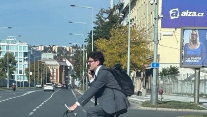 FOTO: Adam Scheinherr telefonuje a jede na kole přes přechod.